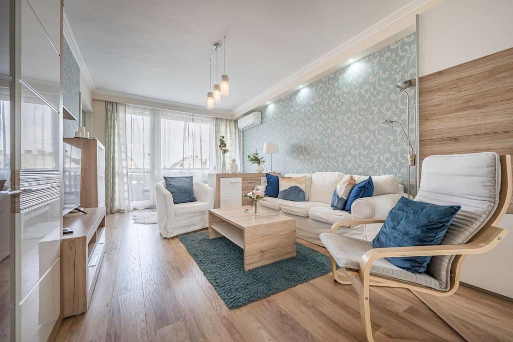 Liszt Ferenc Square Panorama Apt Budapeste Exterior foto